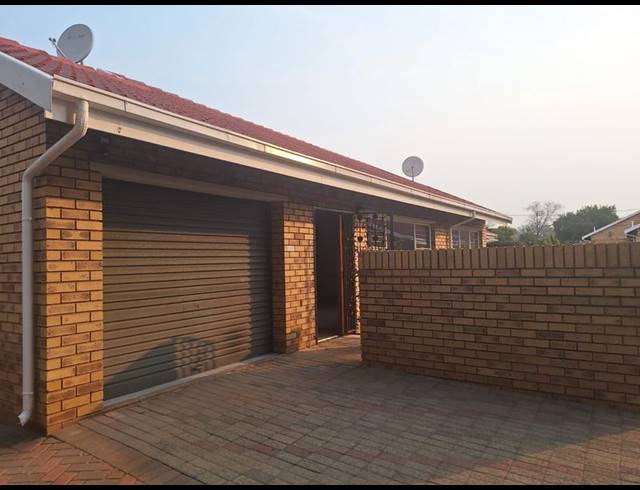 2 BEDROOM TOWNHOUSE FOR SALE IN STRUBENVALE